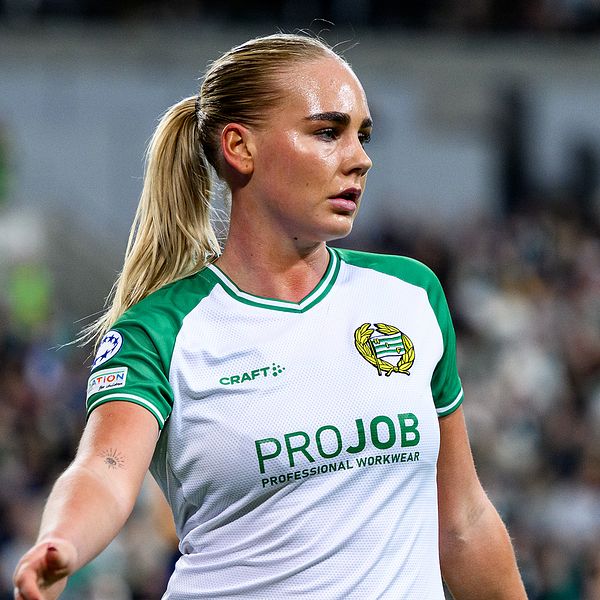 Delad bild. Till vänster: fotbollsspelare i grönvit tröja. Till höger: spelare i vitblå tröja.