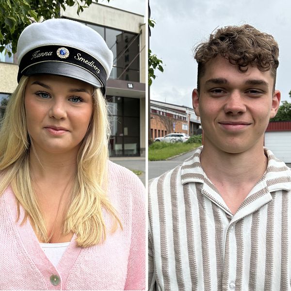 Tre ungdomar Hanna Smedberg, Kalle Öholm och Tilda Lantz utanför Sandagymnasiet. Hanna och Tilda har på sig studentmössor och Kalle har en randig skjorta.