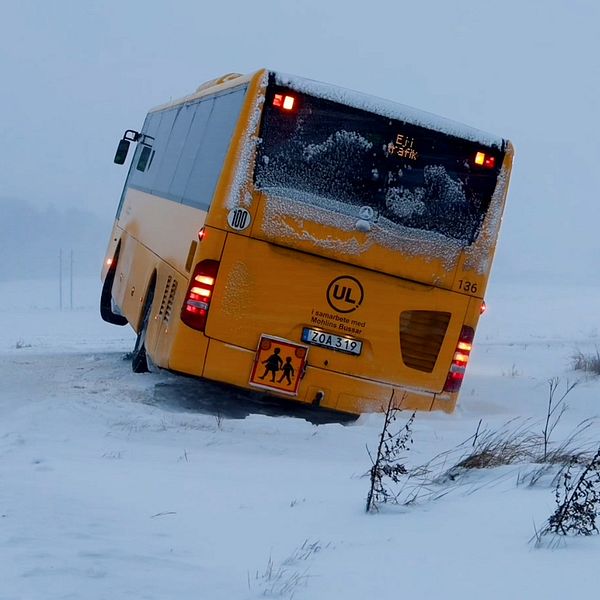 Buss i dike. Kvinna med mick.