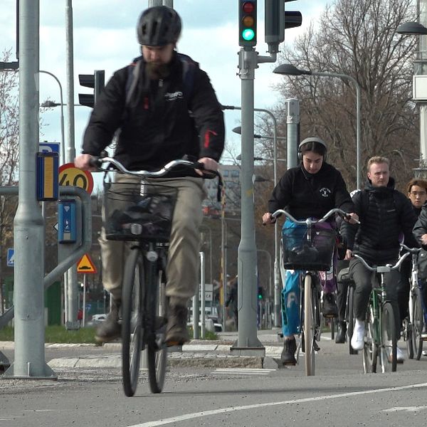 Cyklister åker på cykelbana i Örebro