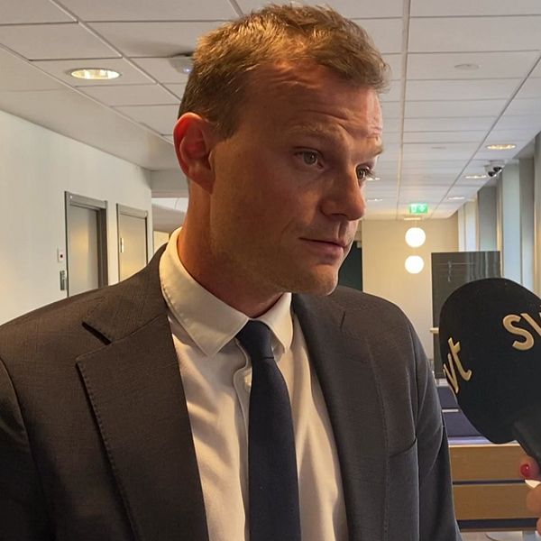 Advokat Mikael Westerlund och skylt på Sundsvalls Tingsrätt.