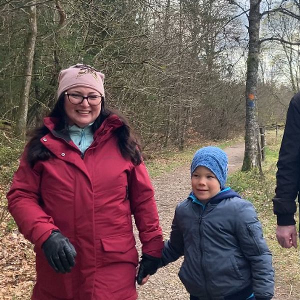 Familjen Balogh-Voss går framför en tom hage på väg mot Danska fallet