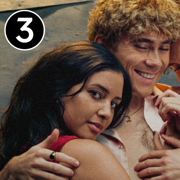 Rebecka Harper, Felix Sandman och Seth Manteus i en scen ur serien Trion