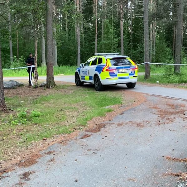 Polisavspärrningar och en polisbil vid en gång- oc Morö Backe Skellefteå i juli 2022.