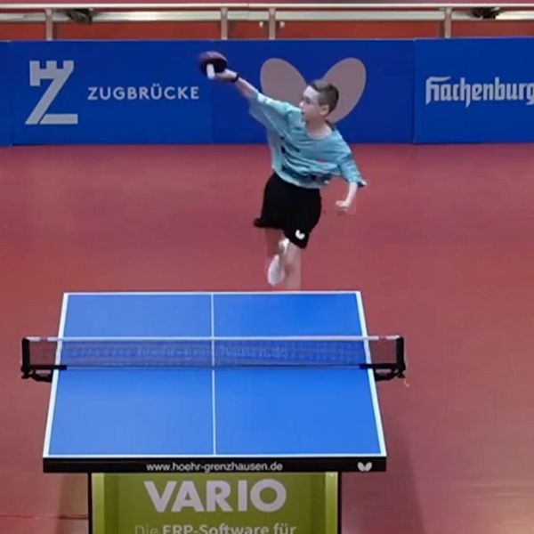 Delad bild: Till vänster hoppar en ung bordtennisspelare akrobatiskt för att returnera en boll vid ett pingisbord. Till höger syns överkroppen av samma spelare i ett närbildsperspektiv.