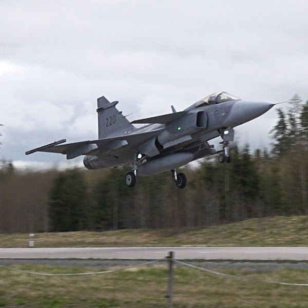 Stridsflygplan av modell JAS 39 Gripen lyfter från väg 44 i samband med övning