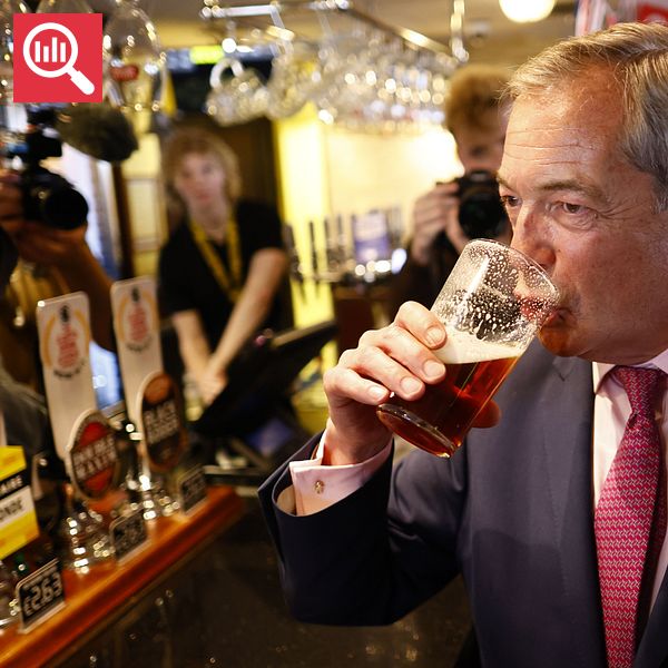 Nigel Farage dricker en öl.