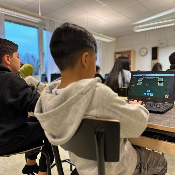 Den vänstra delen visar en bild på grupp elever från Brickebackens skola som sitter i ett klassrum och arbetar på sina bärbara datorer, med elevhälsoverktyget Skolado. Den högra delen visar Ismael Hamoudi, grundaren av verktyget, som intervjuas, stående framför en julgran med belysning.