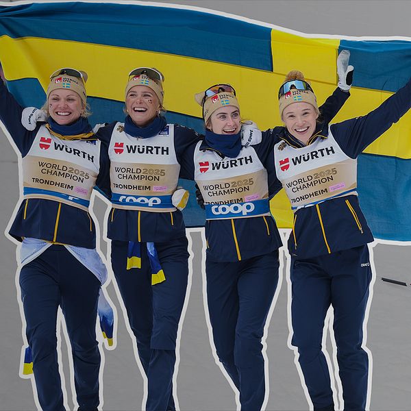 Sveriges damlandslag i skidor firar VM-guld med svensk flagga, konkurrent sitter i bakgrunden.