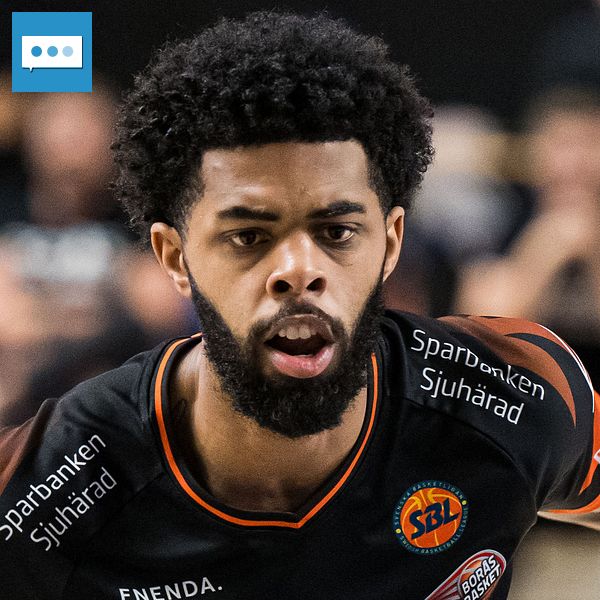 Tvådelad bild. Till vänster: basketspelare i matchtröja. Till höger: person håller SVT-mikrofon.