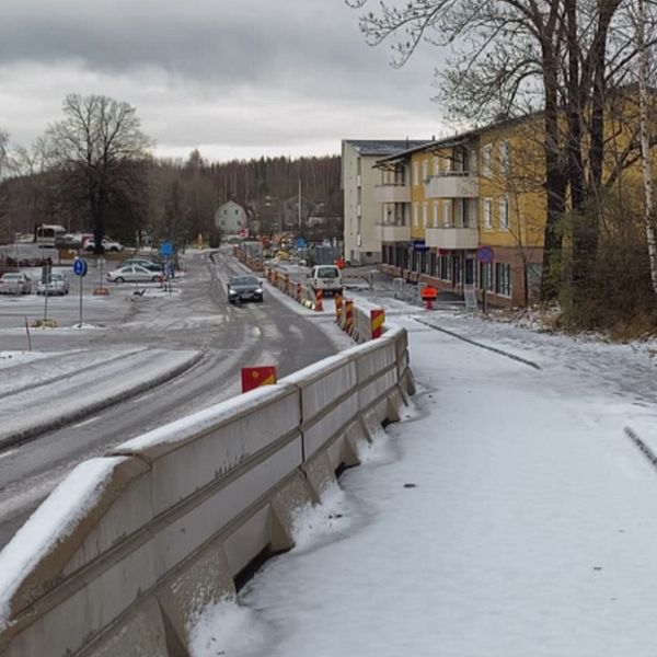 Till vänster en vybild över Bergslagsvägen och till höger en porträttbild på Skinnskattebergs kommuns VA- och fastighetschef Christopher Åberg.