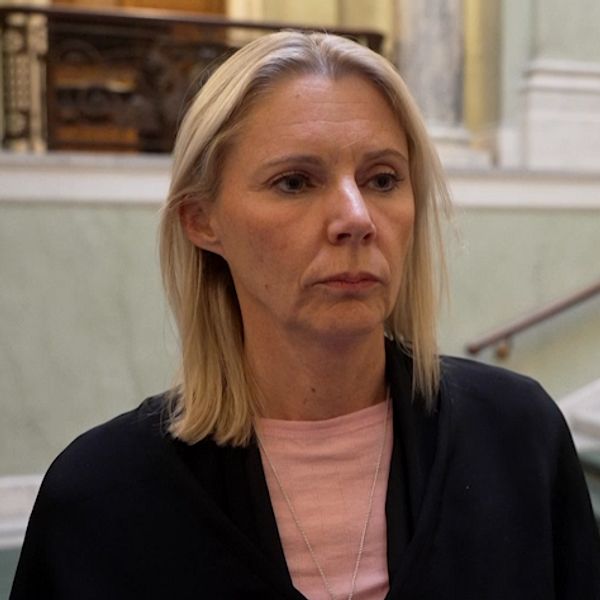 Åsa Westlund (S) i en trappa, allvarlig under uttalande om klimatuppgörelsen