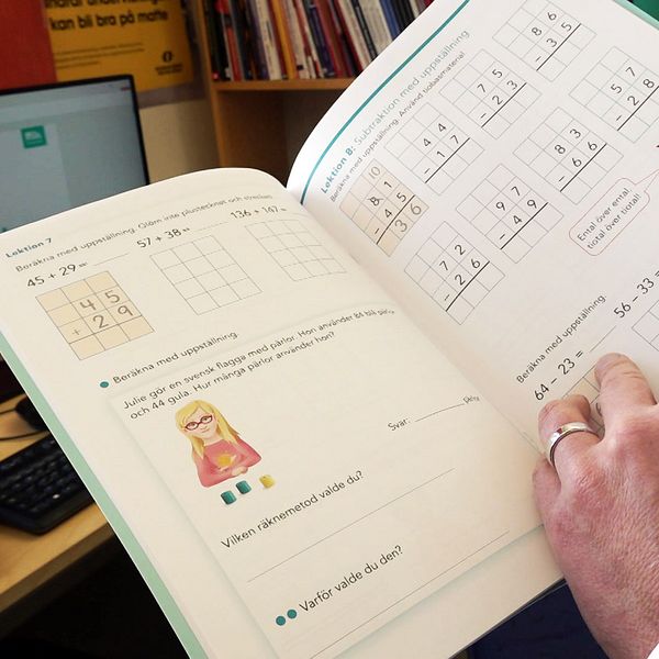 Tvådelad bild. Vänster sida: person bläddrar i en matematikbok. Höger sida: man i kostym framför bokhylla.