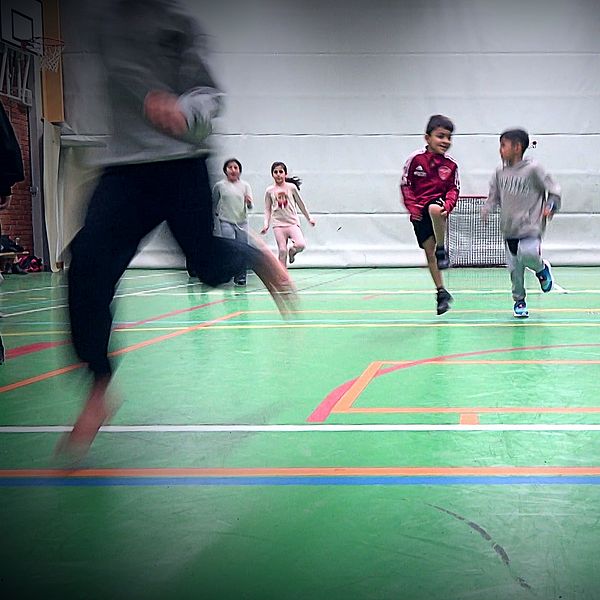 barn springer i inomhushall i Ronna med gymnastikskor och kläder i Södertälje