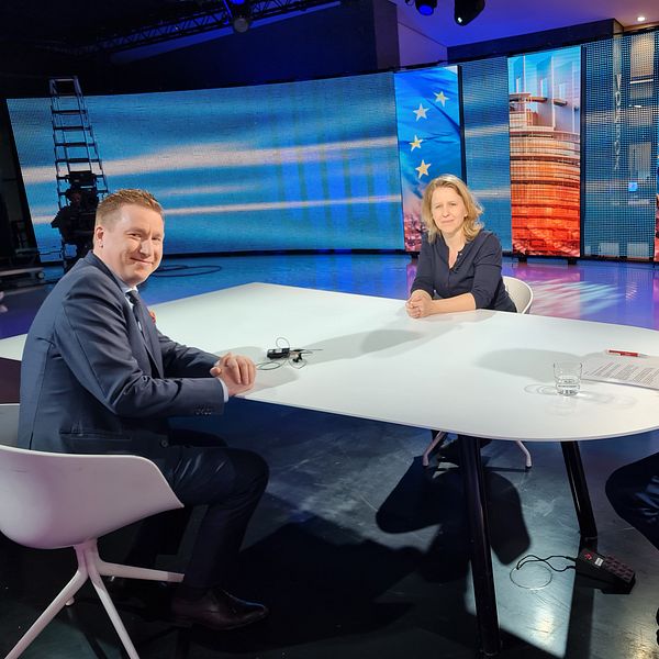 EU-korrespondenterna Rikhard Husu, Yle, och Sigrid Melchior, Dagens Nyheter, tillsammans med SVT:s programledare Marcus Carlehed i EU-parlamentet i Bryssel.