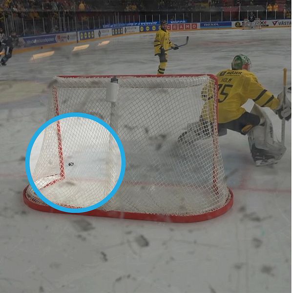 Tvådelad bild. Till vänster: puck går in i mål. Till höger: målvakt i gul tröja med huvudet i händerna.