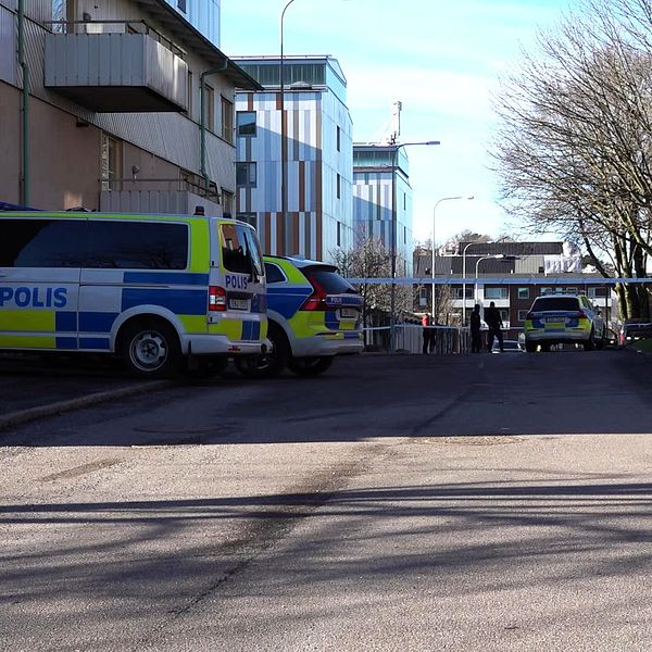 Ett montage med två bilder på ett polisavspärrat område på Hisingen i Göteborg efter en skottlossning. Polismän står över en polisbil.