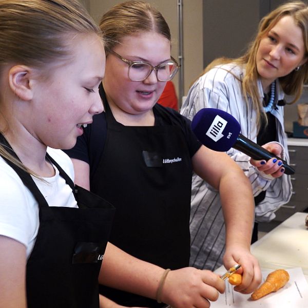 Elever på Åkerboskolan lagar mat med råvaror nära bäst före-datum under hemkunskapslektion.