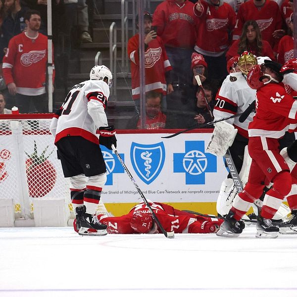 Dylan Larkin ligger utslagen på isen