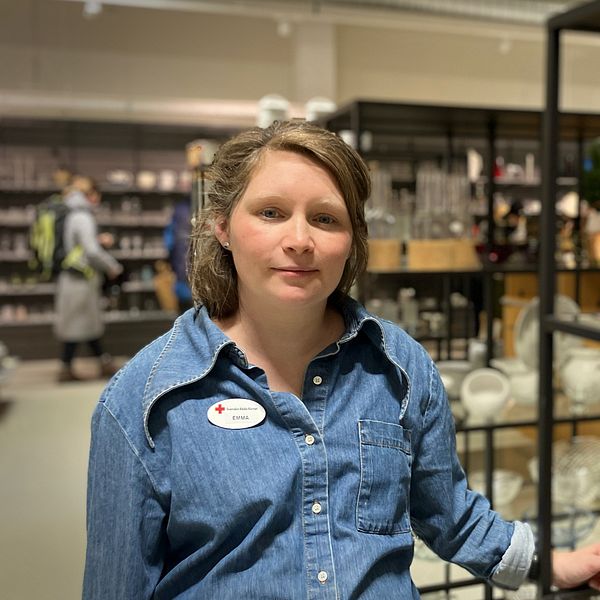 Emma Almestål står vid Röda korsets butik i Östersund.