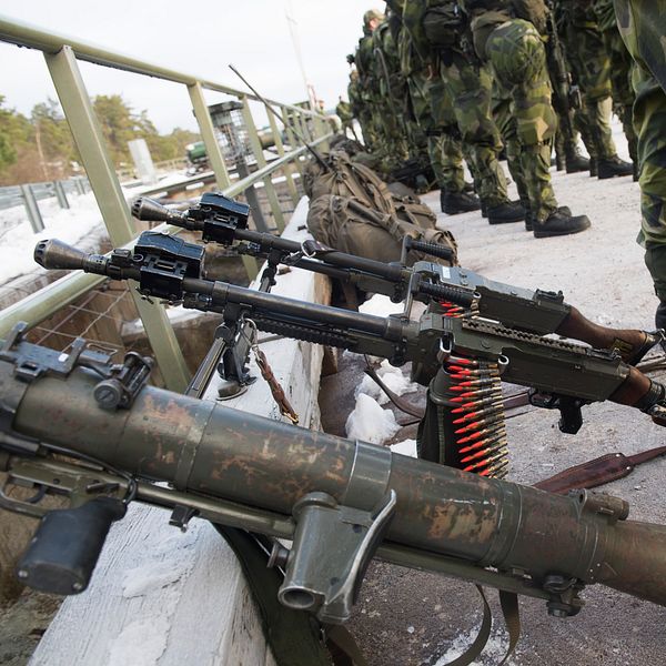 Granatgevär Carl-Gustaf. Militärer står uppradade.