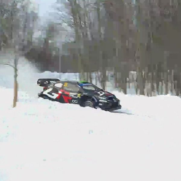 Rallybil kör längs snötäckt väg vid strandpromenaden i Umeå.