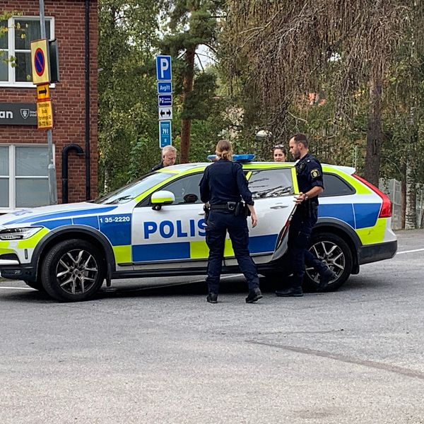 Polispatrull och helikopter som söker efter tre försvunna förskolebarn i Hässelby strand