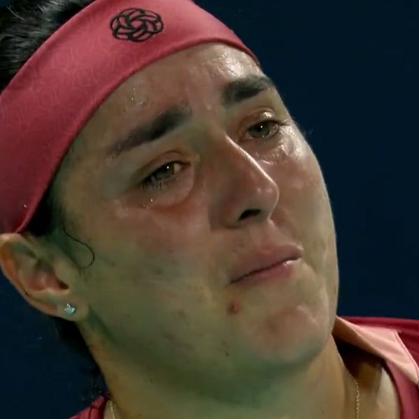 Ons Jabeur med tårar under matchen.