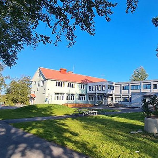 Marieby skola i Östersund med skolbyggnad och grön skolgård