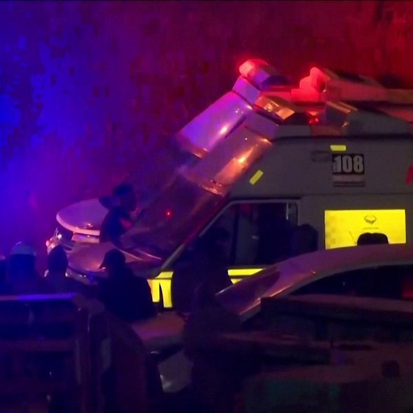 Ambulans fylld med indiska tunnelarbetare som under tisdagen räddades.
