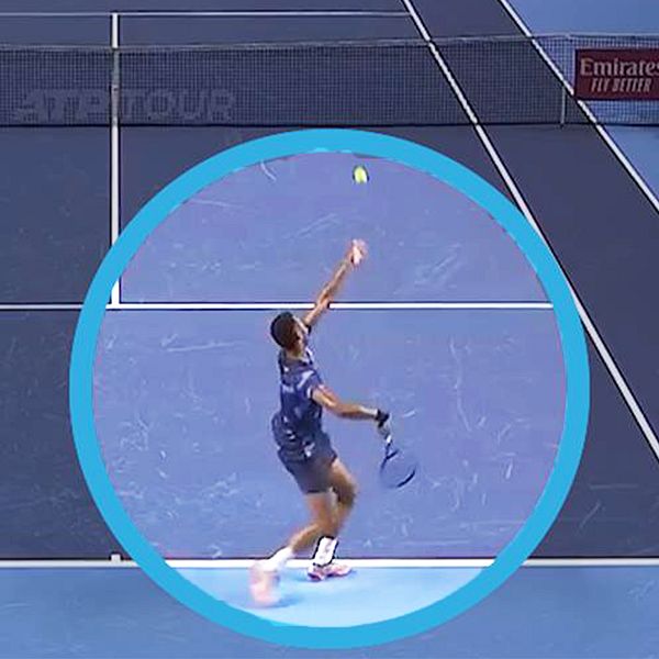 Bild med två sektioner: till vänster, en spelare i blå tröja som servar på en tennisbana, med bollen i luften; till höger, en närbild av spelaren med oskarp ansiktsdetalj.