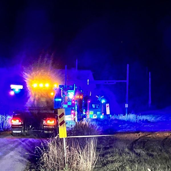 Blinkande blåljus från tågolycka med lastbil väster om Järpen.