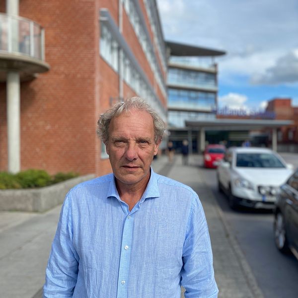 Om det blir en permanent neddragning av antalet vårdplatser är risken att läkare lämnar region Halland, enligt Anders Jönsson, ordförande i Hallands läkarförening.