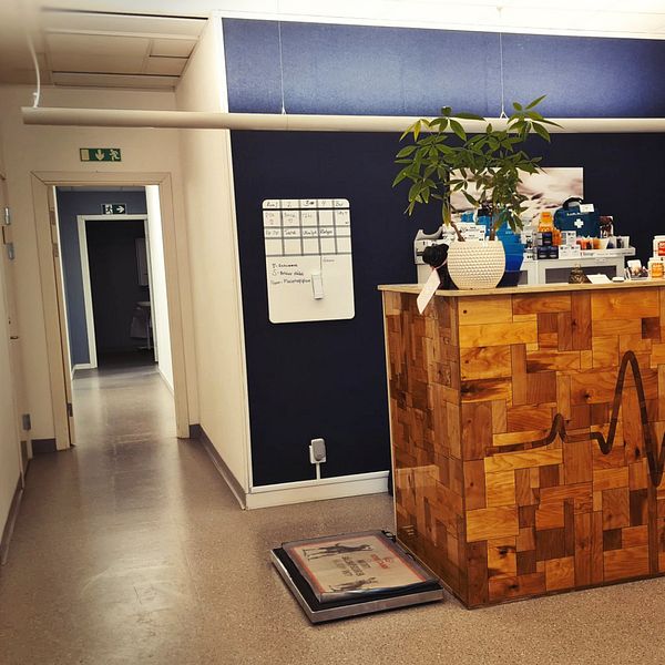 Bild inne från receptionen på Gällivarekliniken där hundvågen står.