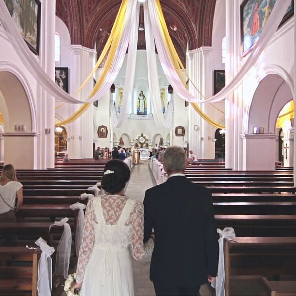 En vigsel i kyrkan. En präst som pratar