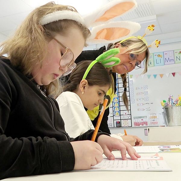 Elever får undervisning på Aspstrandens skola i Haparanda. Porträttbild på  läraren Anna Wikström.