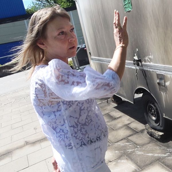Ann-Marie Kerstof står framför sin brandskadade foodtruck.