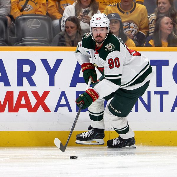 Marcus Johansson i Färjestads dräkt med pucken på isen