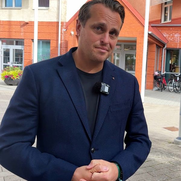 Christian Sonesson utanför kommunhuset i Staffanstorp