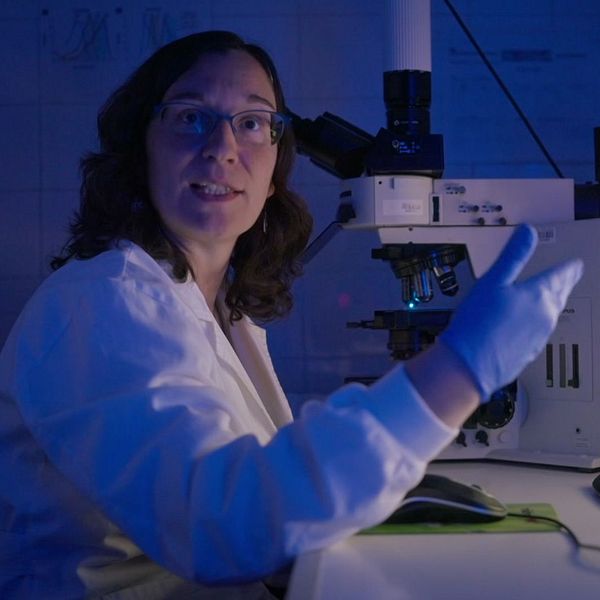 Nanomaterialsexperten Alba Hernandez sitter i labbet framför sin dator.