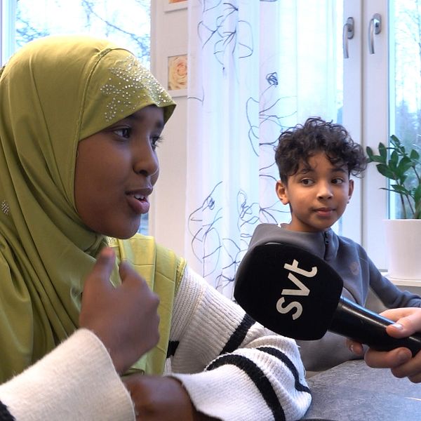 En delad bild som visar tre personer i en inomhusmiljö. Bilden visar tre elever i klass 5B på Brickebackens skola i Örebro som berättar något för en reporter.