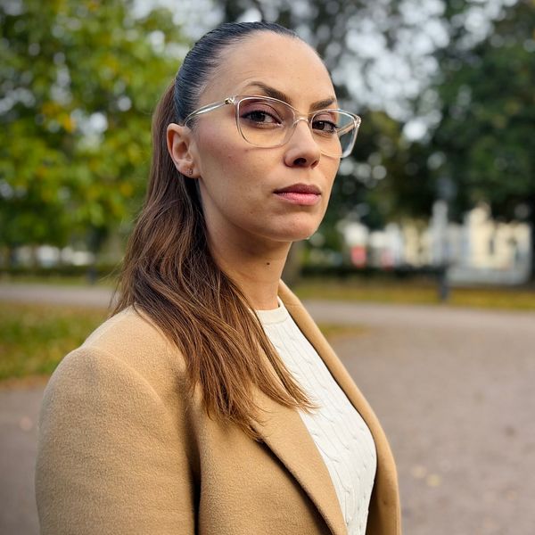 Linnea Svensson utomhus i beige kappa, verksamhetschef på Kvinno- och tjejjouren Jönköping