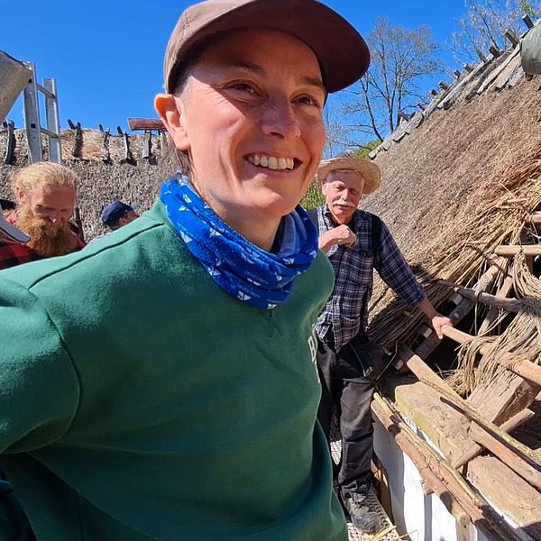 Johanna Eheim lär sig lägga ett skånskt halmtak