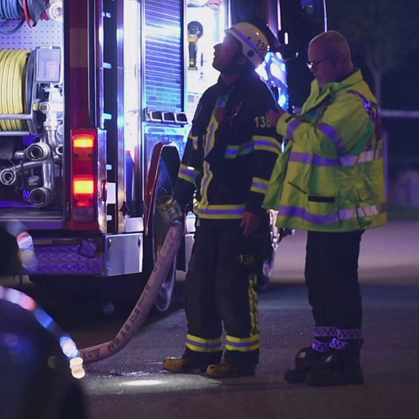 Räddningspersonal arbetar vid en brand och åklagare Fredrik Beijar.