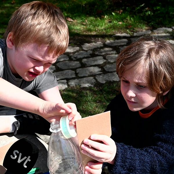 Delad bild. Till vänster: barn bygger med plastflaska utomhus. Till höger: person monterar flaskraket.