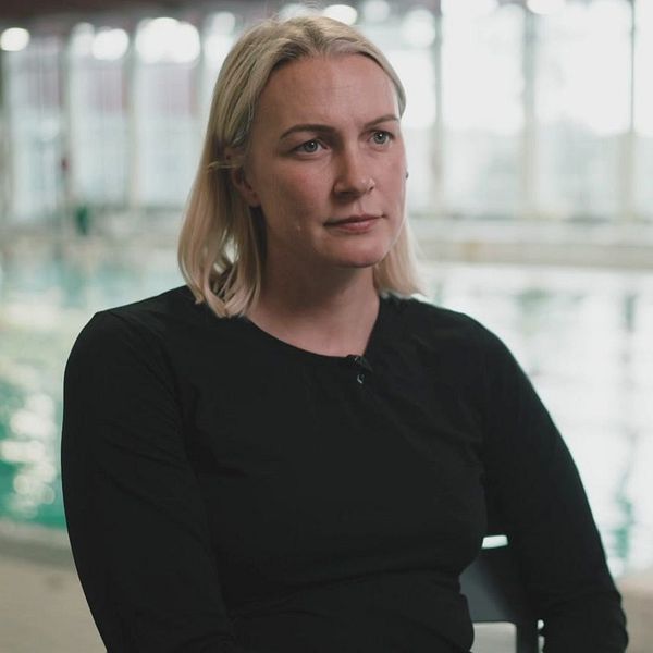Sarah Sjöström intervjuas vid en simhall om Enhanced Games och simmare som anslutit sig.