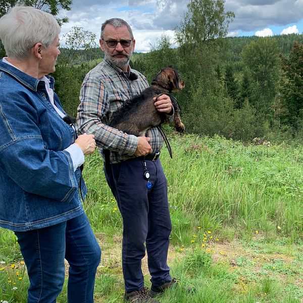 Fastighetsägaren Agneta Häll Markägaren Hans-Peter Dahlgren står vid ett område i Bengtsfors där företag vill leta metaller.