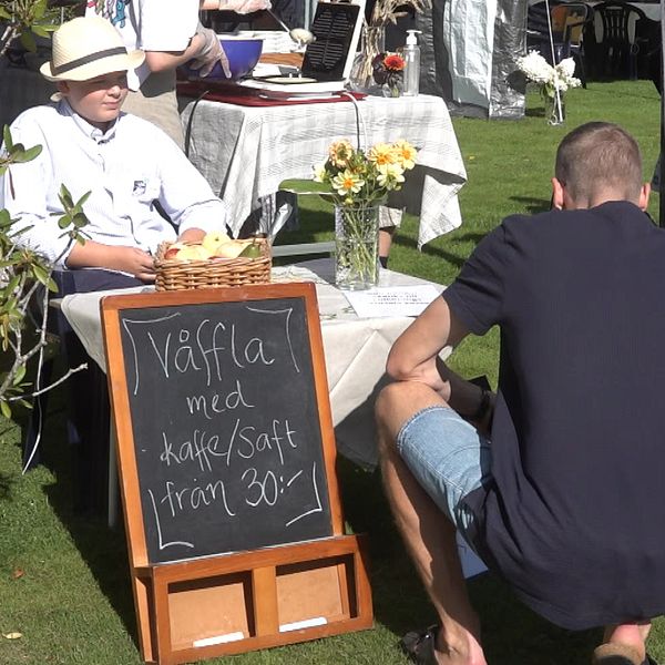 En bild på en elvaårig kille som säljer våfflor.