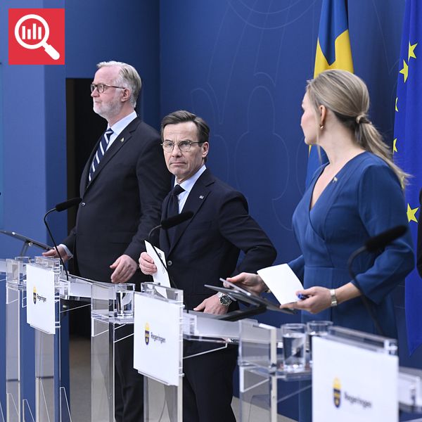 Politiker talar på presskonferens vid podier, svenska och EU-flaggor i bakgrunden.