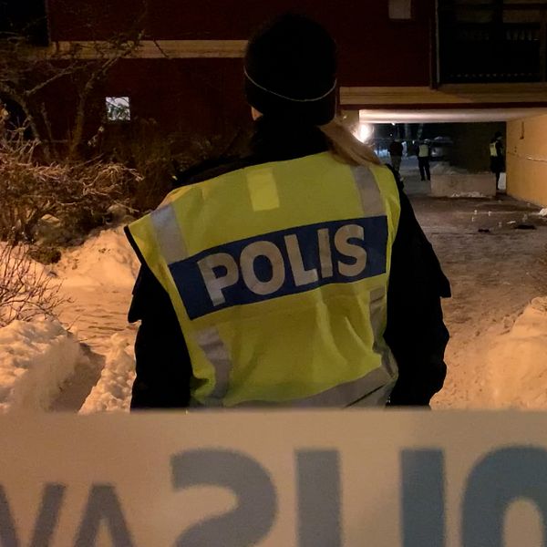 Stor polisinsats efter en skjutning i centrala Sandviken, hör boende i området berätta om händelsen.